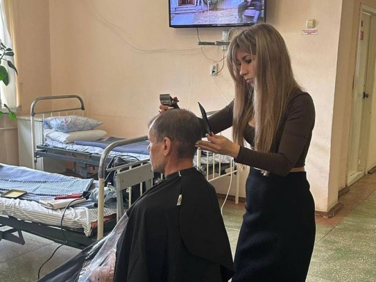 Активисты «Единой России» организовали бесплатную парикмахерскую для бойцов СВО