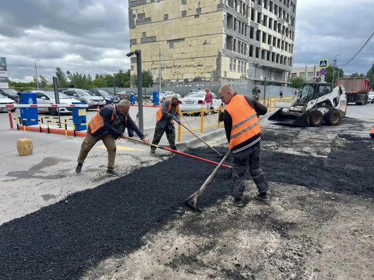 На улице Плякина началась укладка асфальта