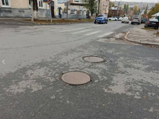 В центре Саратова восстановлены ненормативные смотровые колодцы