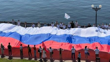 В честь Дня России на набережной развернули 80-метровый триколор