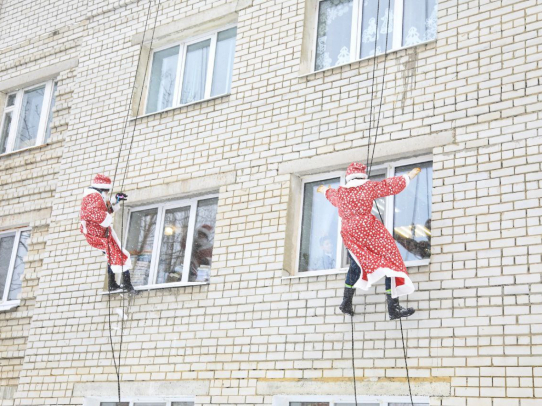 Дед Мороз спустился с крыши к саратовским школьникам
