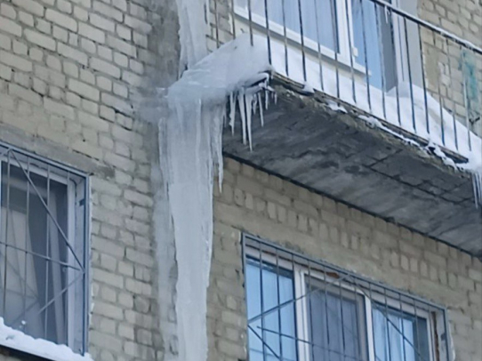 В Саратове депутаты потребовали от УК убрать опасную наледь на кровлях