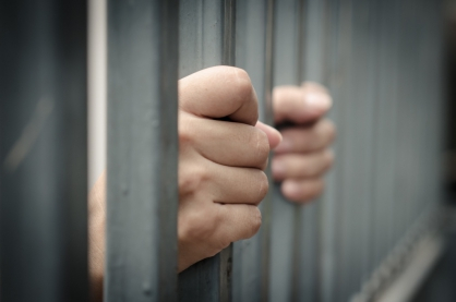 Мужчину, подозреваемого в покушении на убийство девушки, заключили под стражу