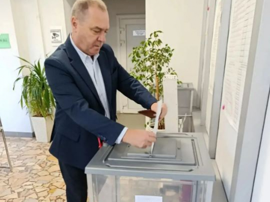 Артист, скульптор и художник рассказали, зачем пришли на избирательные участки