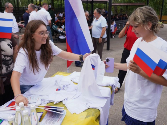 Юных жителей области и студентов познакомили с государственными символами России