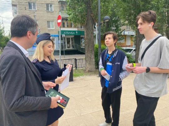 Акция «Будь ярким, пешеход!» прошла в сквере на Рахова
