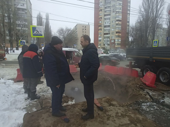 Дмитрий Кудинов проверил ход ремонтных работ на теплосети