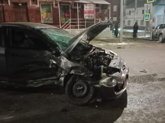 В ночной аварии на Зарубина в Саратове пострадал водитель иномарки