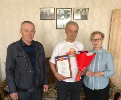 Во Фрунзенском районе поздравили ветерана с 85-летним юбилеем