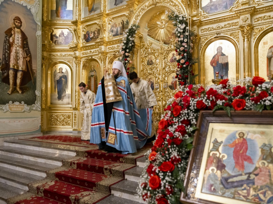 Митрополит Игнатий совершил ночное пасхальное богослужение в Покровском соборе Саратова