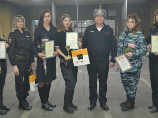 В Саратове выбрали самых метких среди женщин-полицейских
