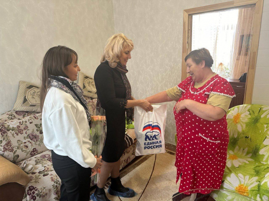 Ирина Видина поздравила жительниц Октябрьского района с Днем матери