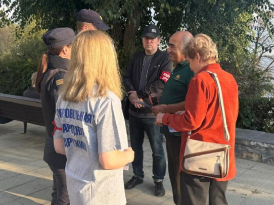 Сотрудники полиции и дружинники провели беседы по профилактике мошенничества с горожанами