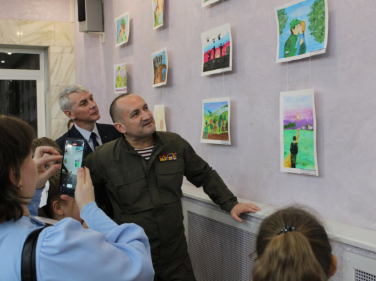 В региональном парламенте открыли выставку детских рисунков «Равнение на Героев!»