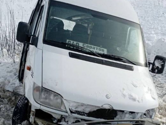 В Марксовском районе Саратовской области случилось ДТП с участием рейсового микроавтобуса