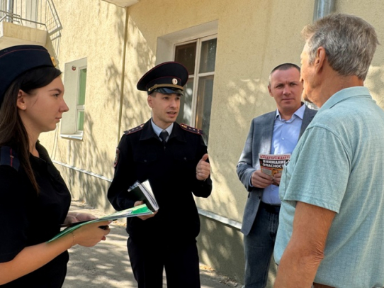 В Саратове полицейские и общественники рассказали прохожим о способах мошенничества