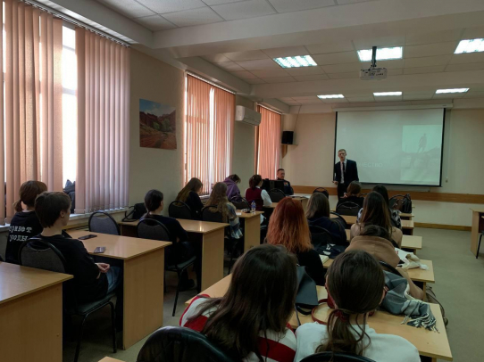 Юлия Литневская организовала встречу студентов с участником специальной военной операции