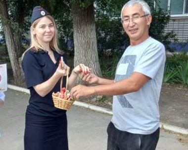 Саратовские полицейские провели акцию «Меняем сигареты на конфеты»