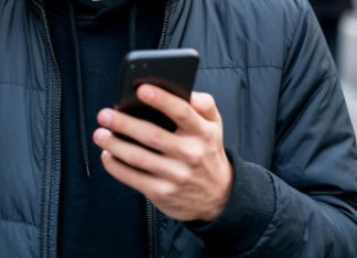 Сотрудники полиции установили подозреваемую в краже телефона