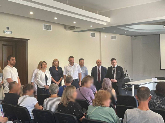Депутаты встретились с жителями Курской области в саратовских пунктах временного размещения