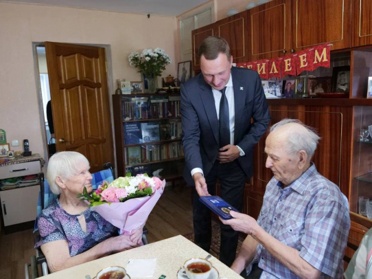 Роман Бусаргин поздравил семью Жуковых с 70-летием совместной жизни