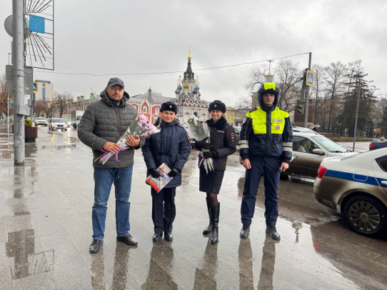 Саратовские автоинспекторы поздравили женщин с предстоящим Днём матери