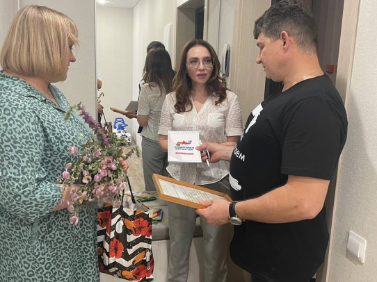 Юлия Литневская вручила подарки и благодарственное письмо семье участника СВО