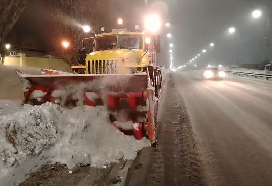Ночью на дорогах регионального значения работало 265 единиц снегоуборочной техники