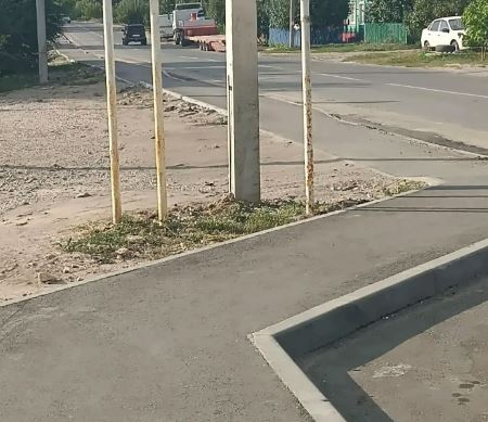 В Калининске построили тротуар вдоль оживленной трассы по просьбе жителей