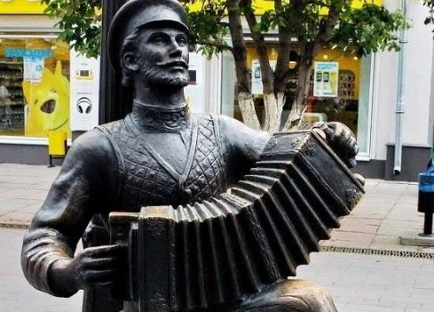 Туристы слушают саратовскую гармошку и любуются глиняной игрушкой