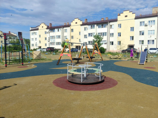 В рабочем поселке Степное благоустроили парк и установили новые детские площадки