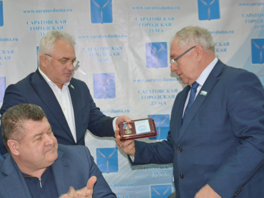 Саратовскую городскую Думу наградили памятным знаком «От благодарного Луганского народа»