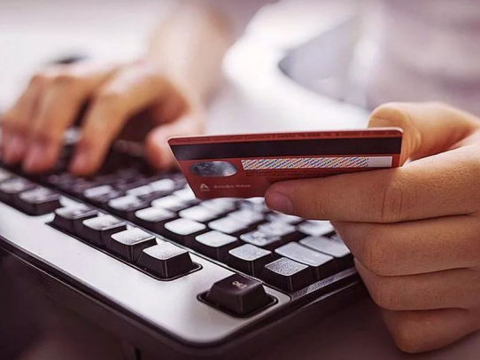 Жительница Саратова хотела продать диван, но потеряла более 500 тысяч рублей