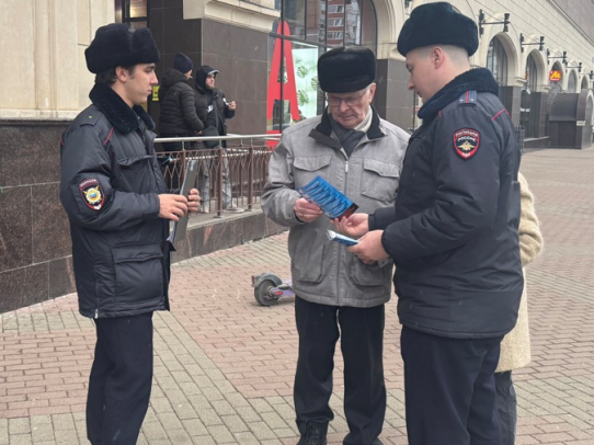 Сотрудники полиции предупредили посетителей саратовского ТЦ о телефонных мошенниках