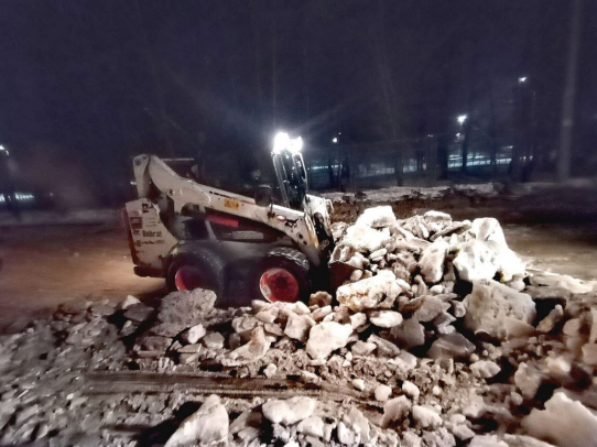 В области продолжается очистка дорог и тротуаров от снега и наледи