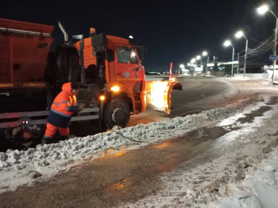 В Саратове и области продолжаются работы по очистке улиц от снега