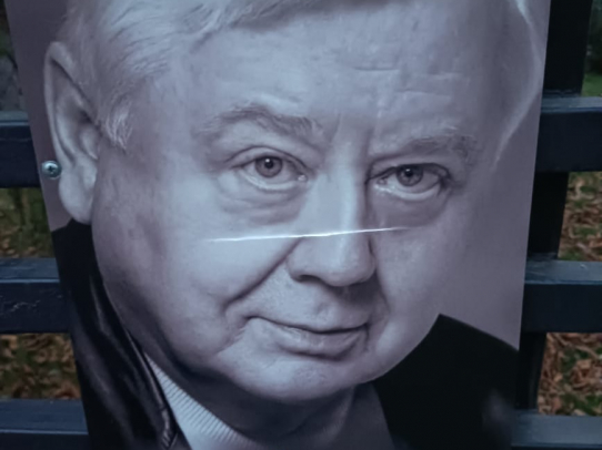 Памятную стену Олега Табакова, испорченную вандалами, приведут в порядок в течение недели