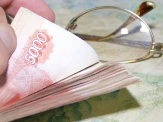 Пенсионерка из Саратова после звонка мошенников отдала курьеру 100 000 рублей