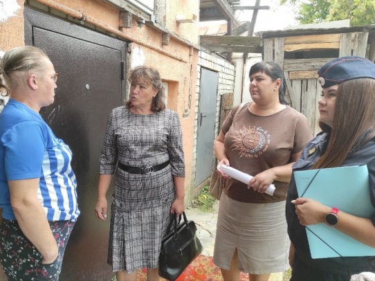 В Саратове сотрудники полиции побывали в семьях, требующих особого внимания