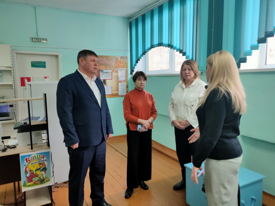 Елена Злобнова и Сергей Агапов посетили школы Заводского района