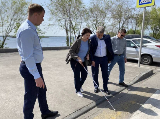 Мэрия Саратова обследовала набережную Космонавтов на предмет оборудования для инвалидов