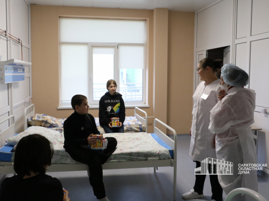 Депутаты вручили подарки проходившим лечение в саратовском инфекционном центре детям из ЛНР