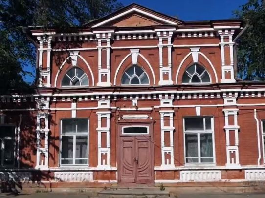 Здание бывшей детской поликлиники на улице Саши Евсеева в Вольске будет отреставрировано