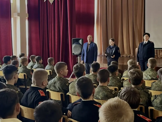 Полицейские провели профилактические беседы со школьниками Саратова