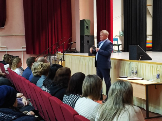 На встрече с жителями Ленинского района обсуждают развитие сквера «Территория детства»