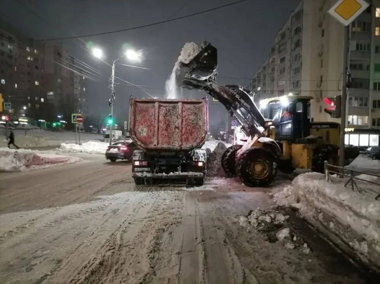 В течение ночи коммунальные службы устраняли последствия снегопада