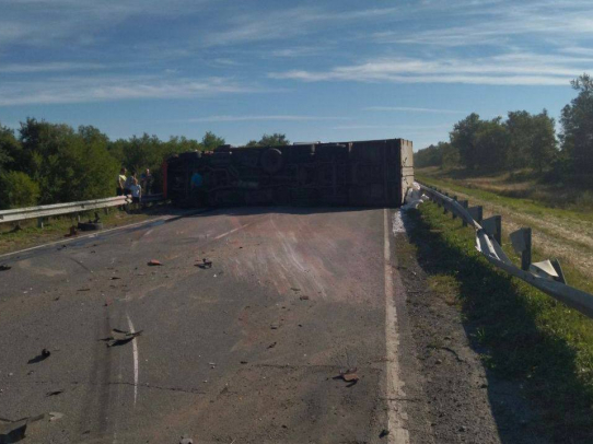 Попавшая в ДТП фура перевернулась и полностью перекрыла движение по трассе