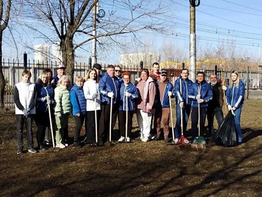 Депутаты и сотрудники Саратовской городской Думы вышли на субботник