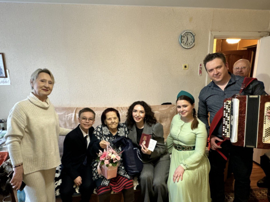 Юлия Литневская вручила участнице Великой Отечественной войны юбилейную медаль «80 лет Победы»