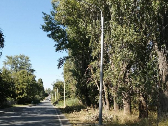 В поселке Воробьевка продолжаются работы по монтажу освещения